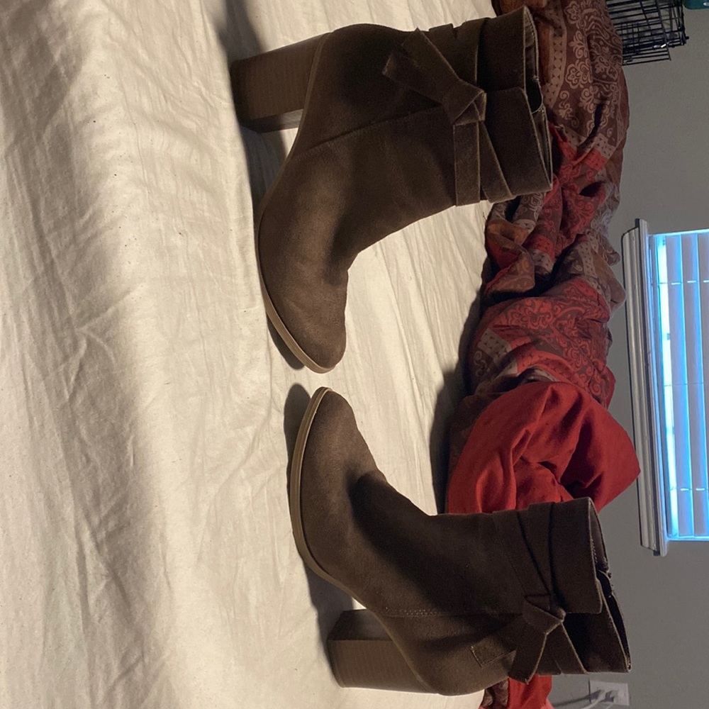 Tan/brown boots